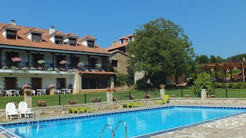 Piscine extérieure (ouverte en saison)