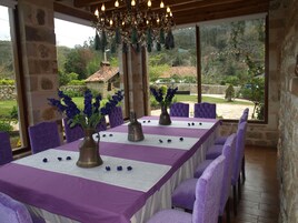 Se sirven cenas y cocina local