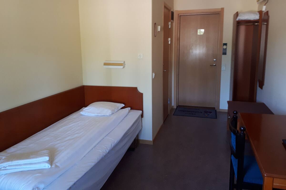 Enkeltrom, privat bad | Skrivebord, blendingsgardiner, strykejern/-brett og barnesenger