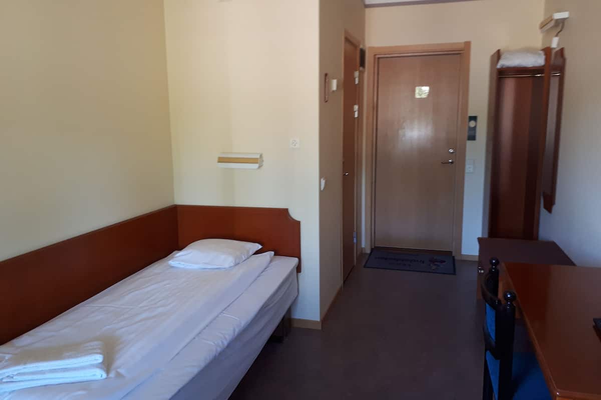 single room, private bathroom | desk, blackout curtains, iron/ironing board, cots/infant beds