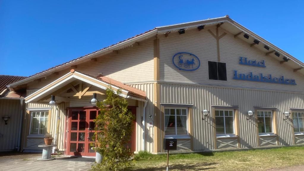 En byggnad med en skylt där det står ”Hotel Indaleden”.