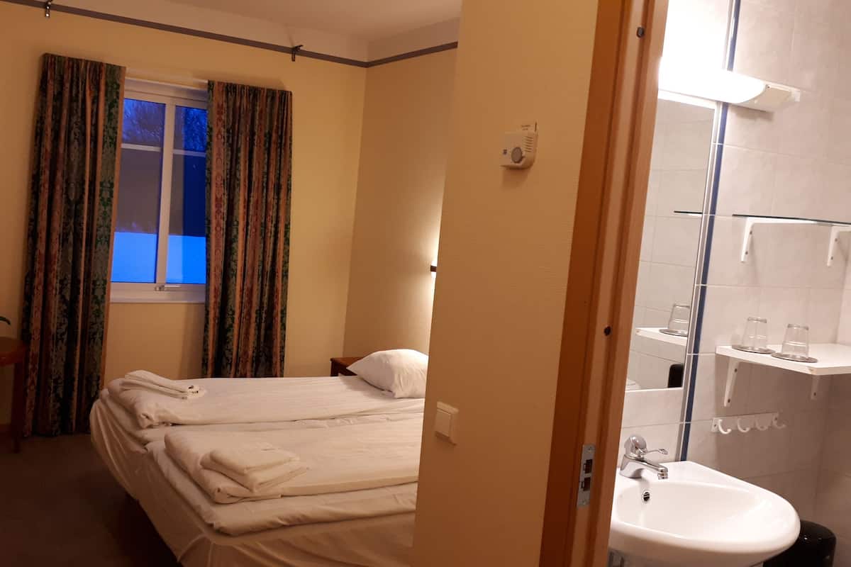 Tweepersoonskamer, privébadkamer | Een bureau, verduisterende gordijnen, een strijkplank/strijkijzer