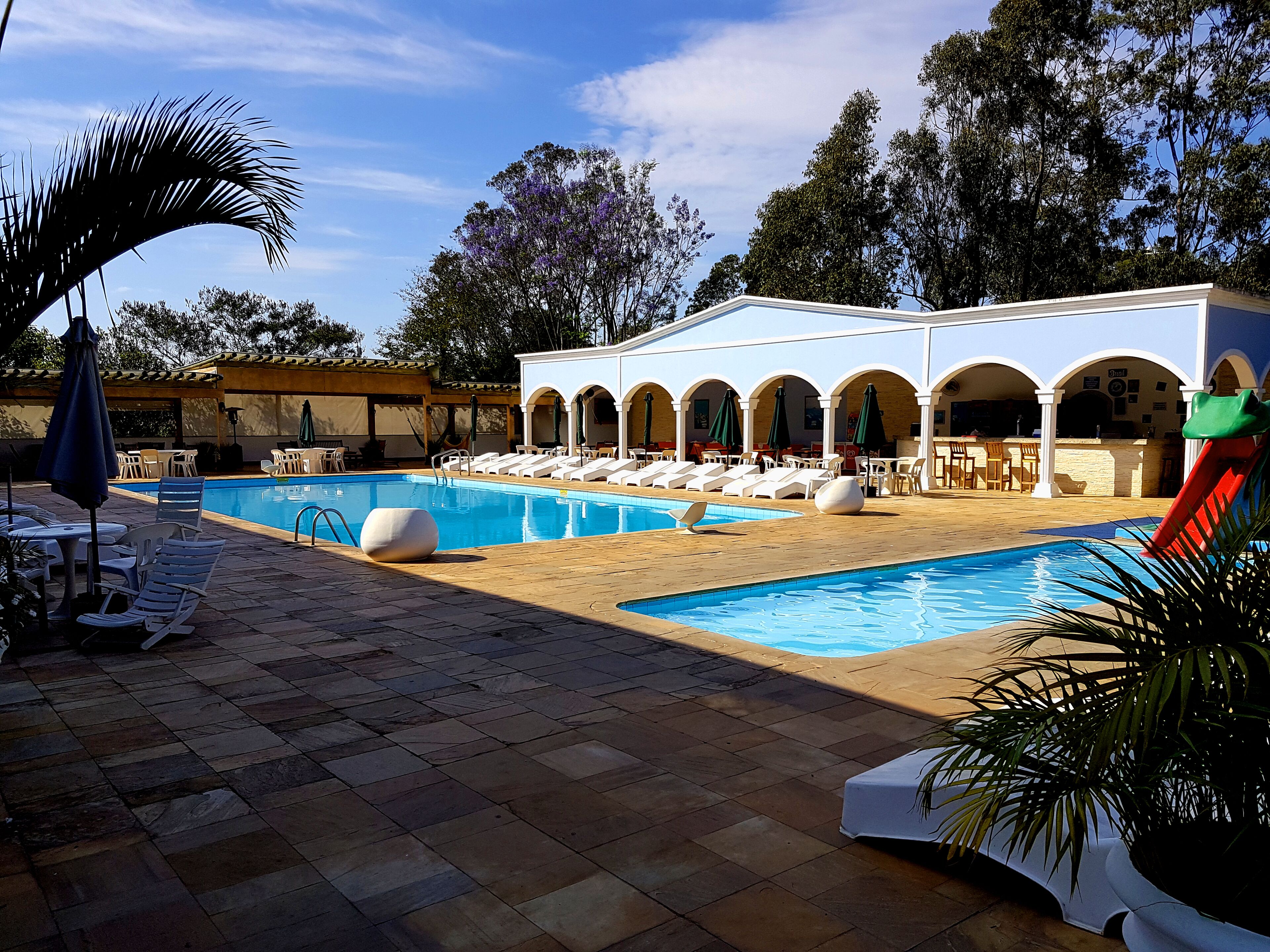 2 piscinas internas, 3 piscinas externas, guarda-sóis, espreguiçadeiras