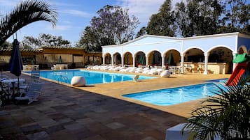 2 piscinas internas, 3 piscinas externas, guarda-sóis, espreguiçadeiras