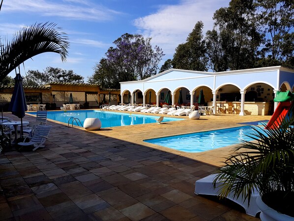2 piscines couvertes, 3 piscines extérieures, parasols de plage