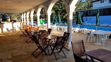 Breakfast, lunch and dinner served