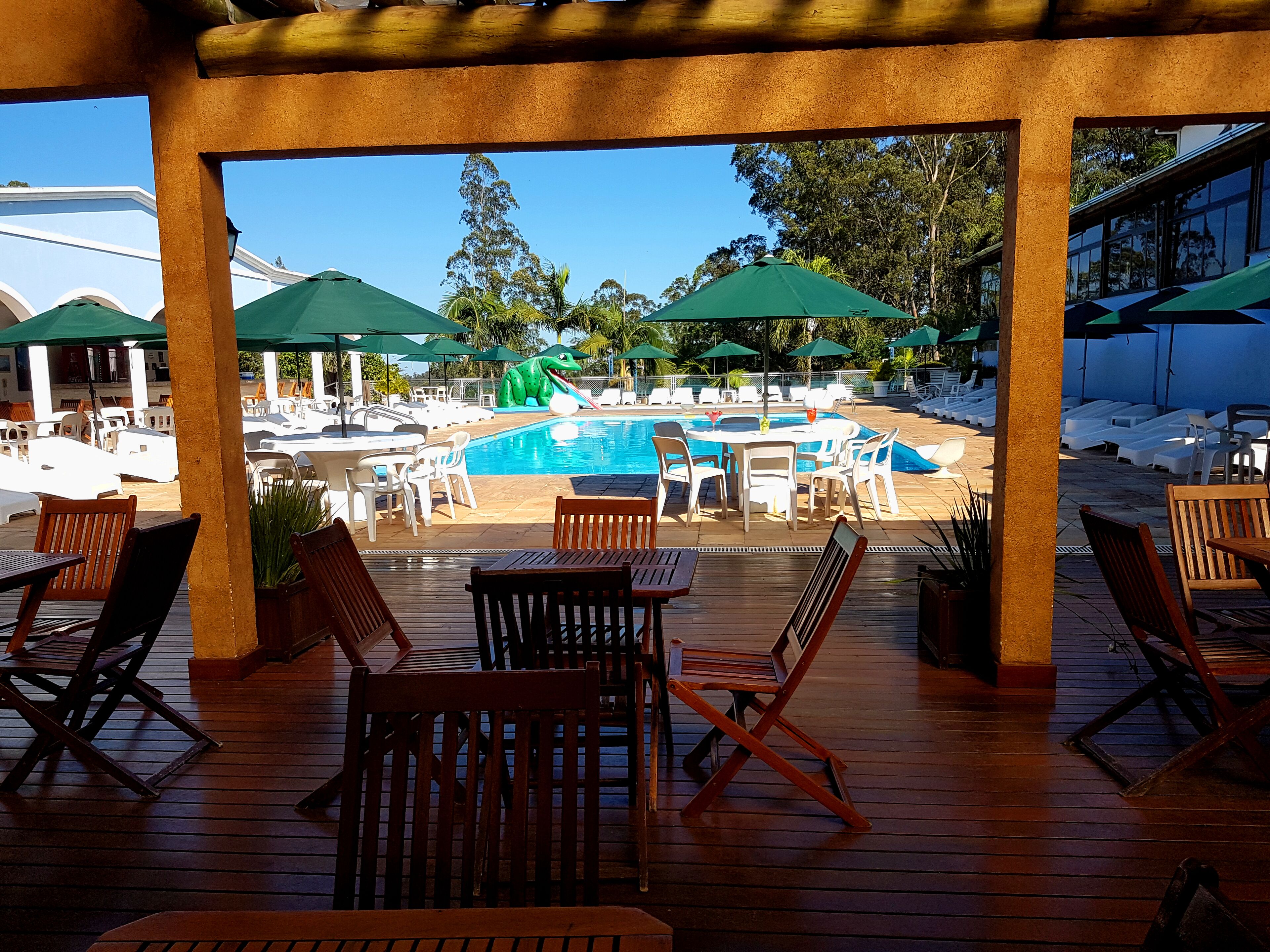 2 piscinas internas, 3 piscinas externas, guarda-sóis, espreguiçadeiras
