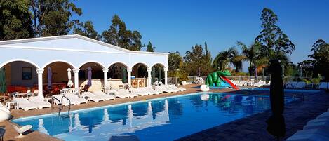 2 piscines couvertes, 3 piscines extérieures, parasols de plage