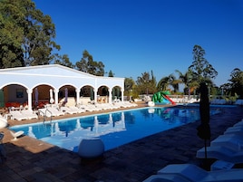 2 piscinas techadas, 3 piscinas al aire libre, sombrillas
