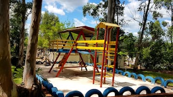 Área de juegos infantiles al aire libre