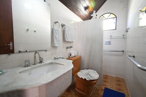Chale | Bathroom | Shower, hair dryer, bidet, towels