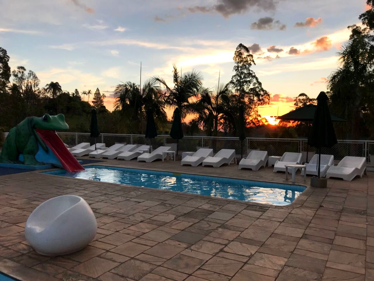 2 Innenpools, 3 Außenpools, Sonnenschirme, Liegestühle