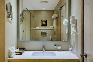 Kostenlose Toilettenartikel, Haartrockner, Bademäntel, Bidet