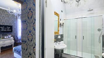 Phòng đôi phong cách cổ điển | Phòng tắm | Buồng tắm vòi sen, đồ dùng nhà tắm miễn phí, máy sấy tóc, khăn tắm
