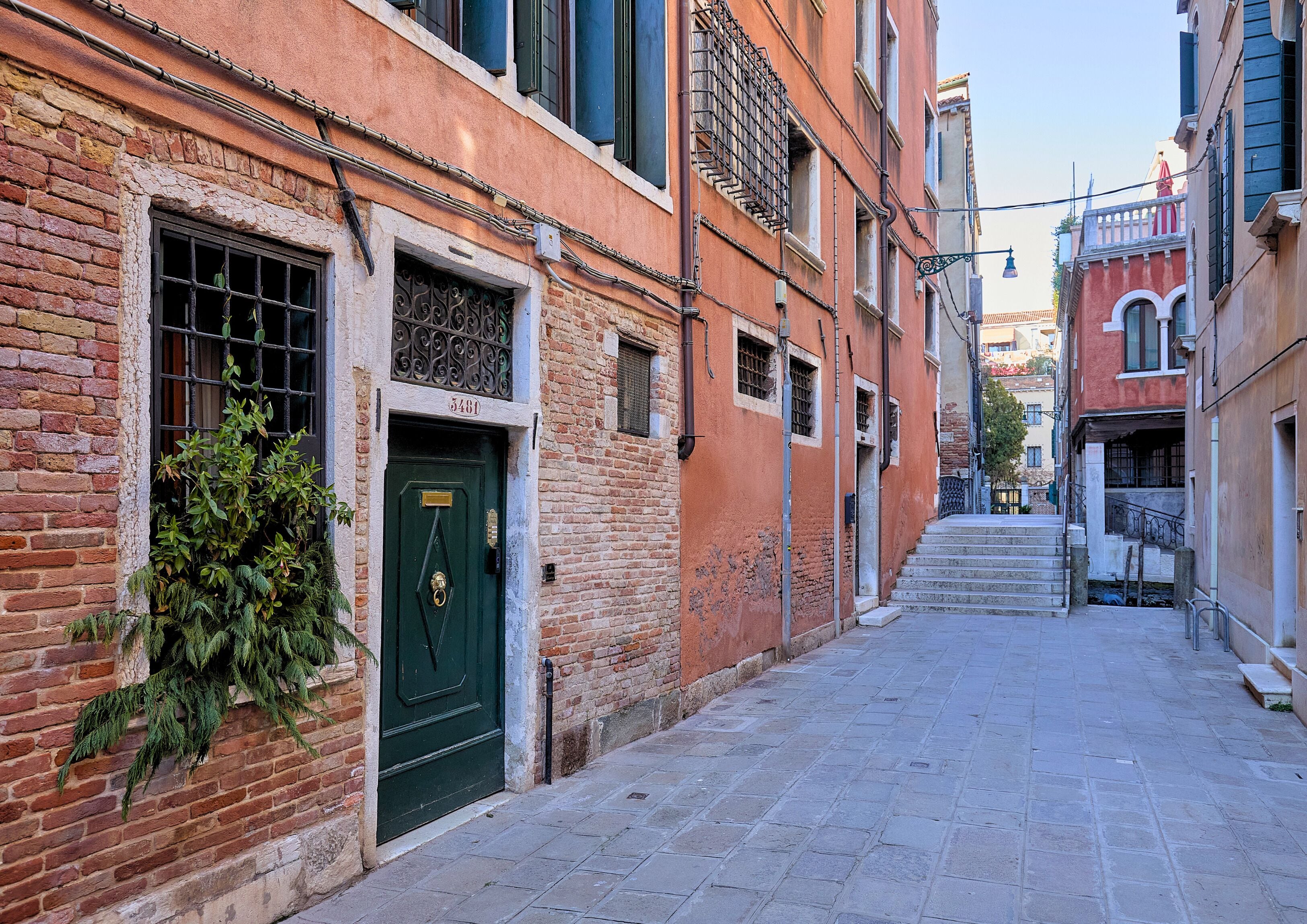 Vista frontal de la propiedad