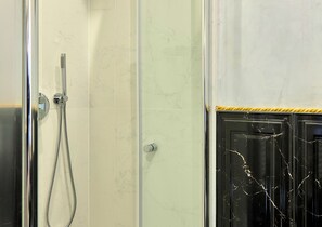 Standard Room | Bathroom | Shower, free toiletries, hair dryer, towels - Ai Cherubini (Venice)