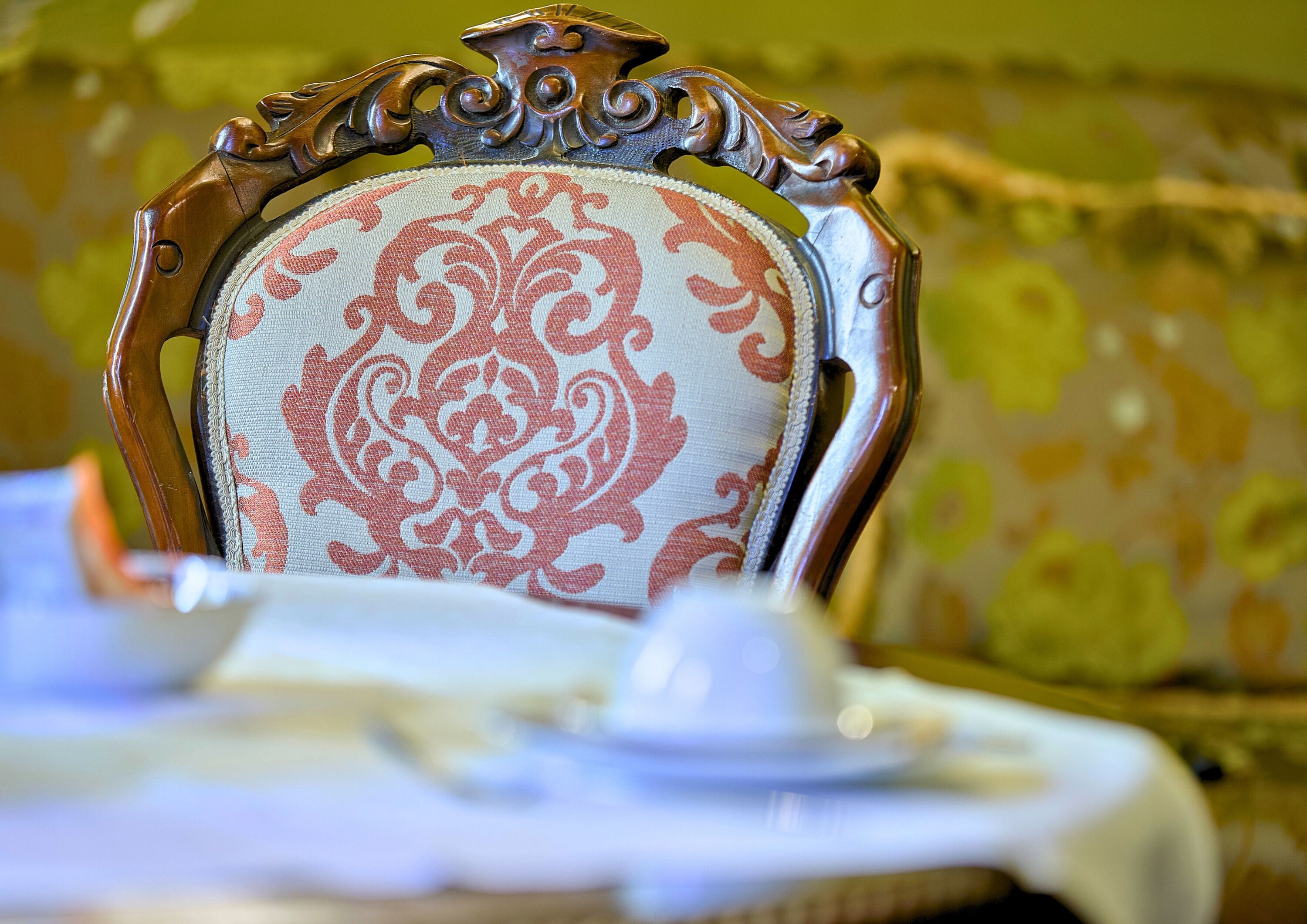 suite | living area | 40-inch flat-screen tv with satellite channels