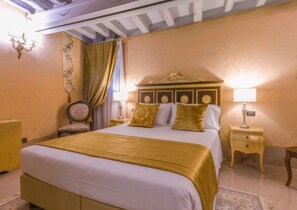 Classic Double Room | Hypo-allergenic bedding, in-room safe, soundproofing, free WiFi - Ai Cherubini (Venice)