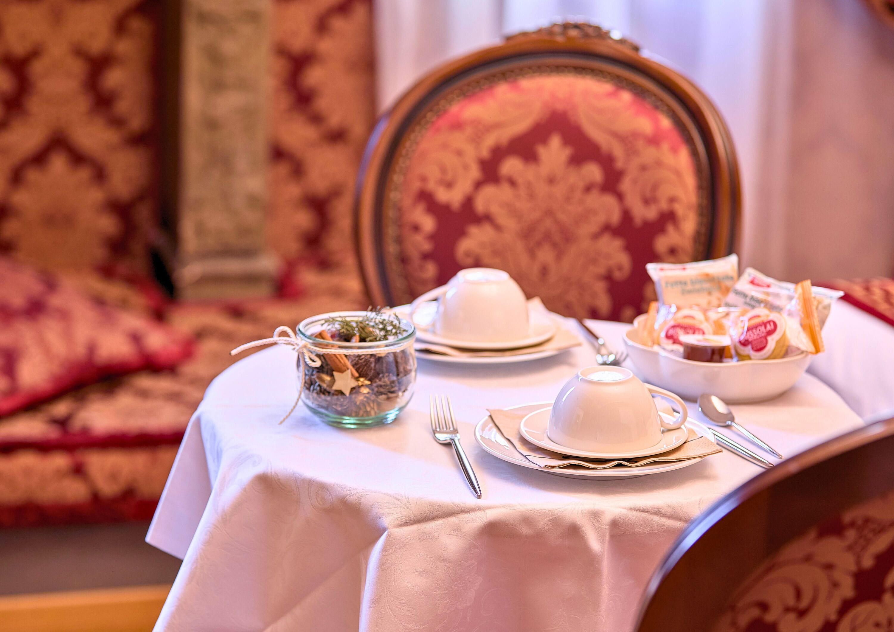 Ropa de cama hipoalergénica y caja de seguridad en la habitación 