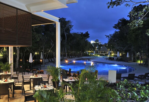 Poolside bar - Kiin Luxury Condos Riviera Maya (Akumal)