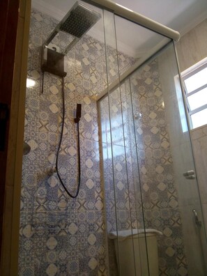 Shower, towels - Chalés Pousada Serra Negra (Serra Negra)
