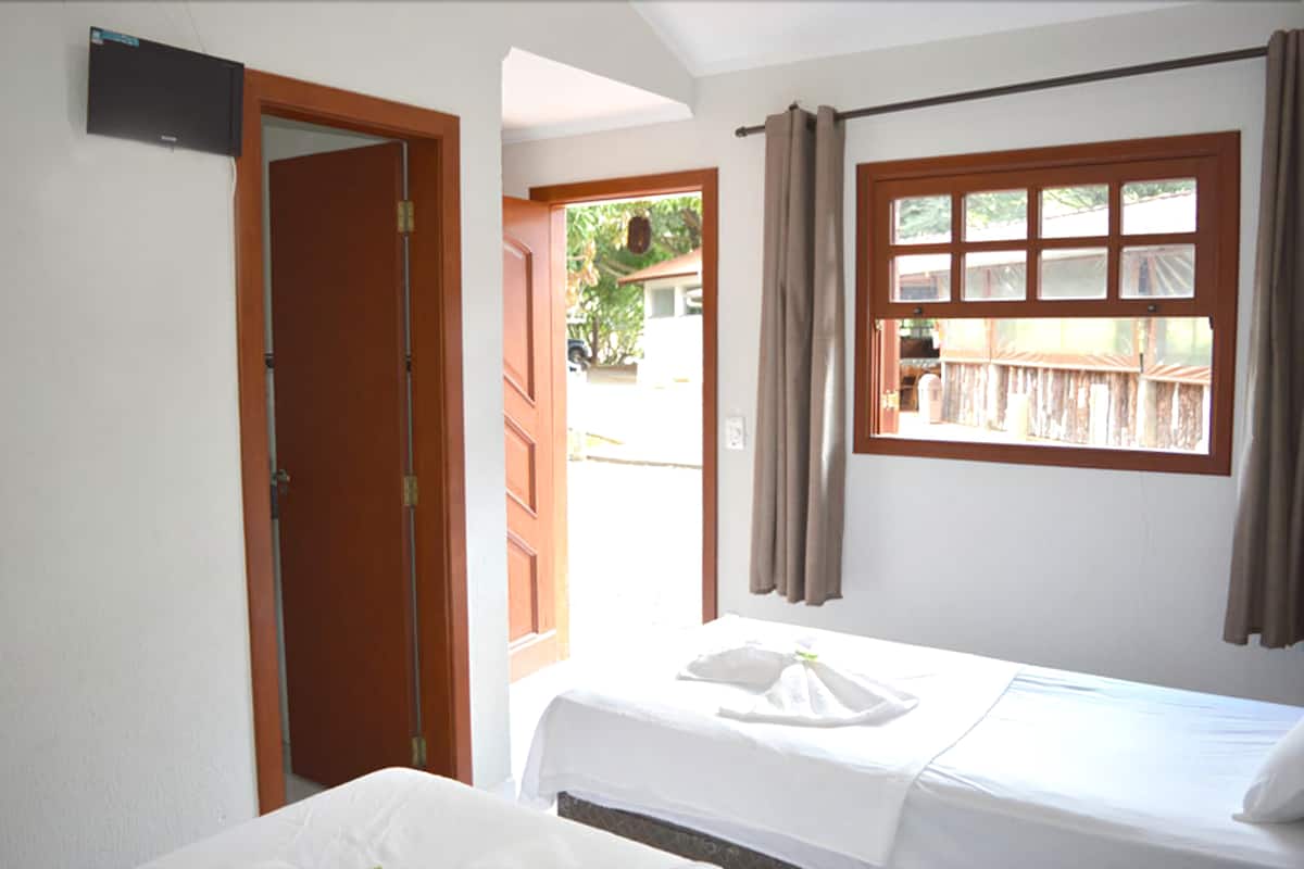 Triple Room | Minibar, bed sheets