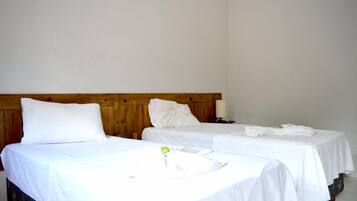 Frigobar, roupa de cama