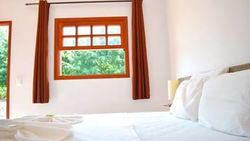 Quarto casal | Frigobar, roupa de cama