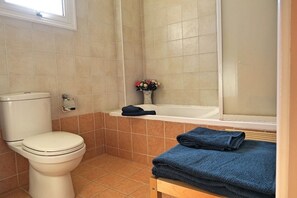 Apartment, Sea View | Bathroom | Free toiletries, towels