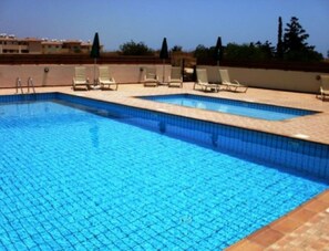 Outdoor pool, pool umbrellas, pool loungers - Alexia Apartment (Ayia Napa)
