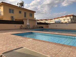 Outdoor pool, pool umbrellas, sun loungers