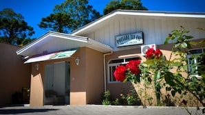 A building with a sign that reads "Pousada Tia Fanta." - Pousada Tia Eni (Gramado)