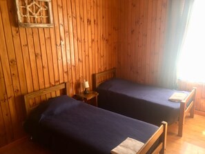 Habitación estándar con 2 camas individuales, 2 camas individuales | Wifi gratis, ropa de cama y acceso para silla de ruedas