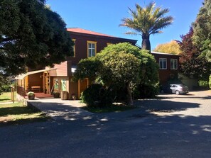 Vista frontal de la propiedad
