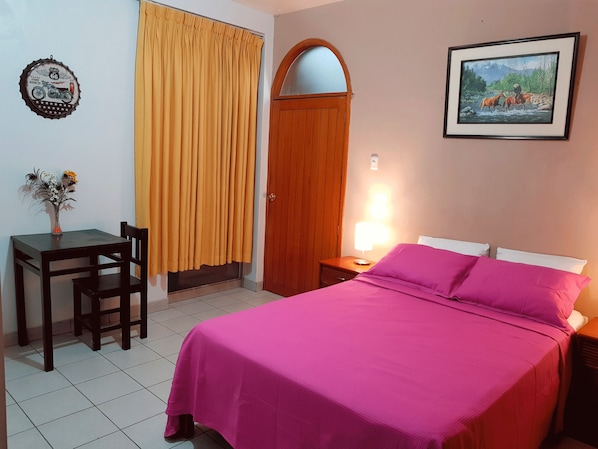 Doppelzimmer, 1 Doppelbett | Schreibtisch, kostenloses WLAN