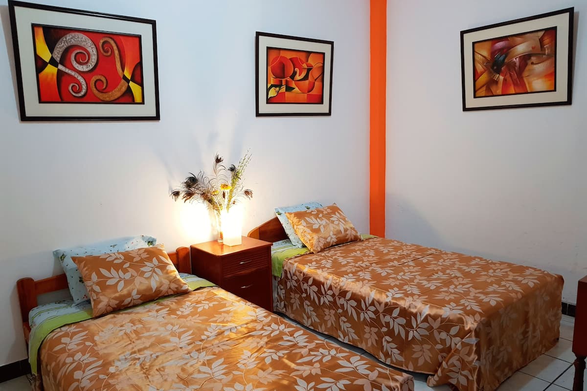 Zweibettzimmer | Schreibtisch, kostenloses WLAN