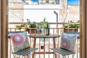 Quarto casal luxo, cozinha americana, vista para a cidade | Sacada