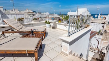 Suíte panorâmica, 1 quarto, terraço, vista para o oceano | Terraço/pátio