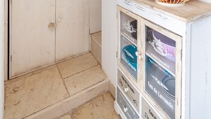 A kitchen with a sink, cabinets, a coffee maker, and a fruit bowl. - Respiro del Mare (Polignano a Mare)