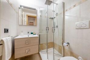 Habitación doble Deluxe, cocineta, vista a la ciudad | Baño | Regadera, tina profunda, regadera tipo lluvia 