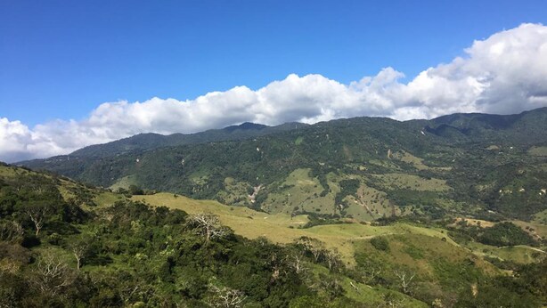 A mountainous landscape with rolling hills and dense greenery. - Maris B&B (Monteverde)