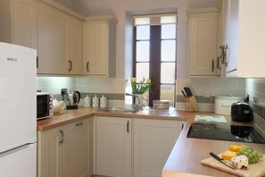 Full-size fridge, microwave, stovetop, cookware/dishes/utensils - Tower Barn (Hot Tub) (Brampton)