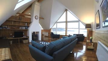 Flat-screen TV, fireplace