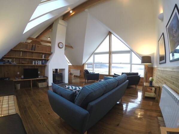 Télévision à écran plat, cheminée