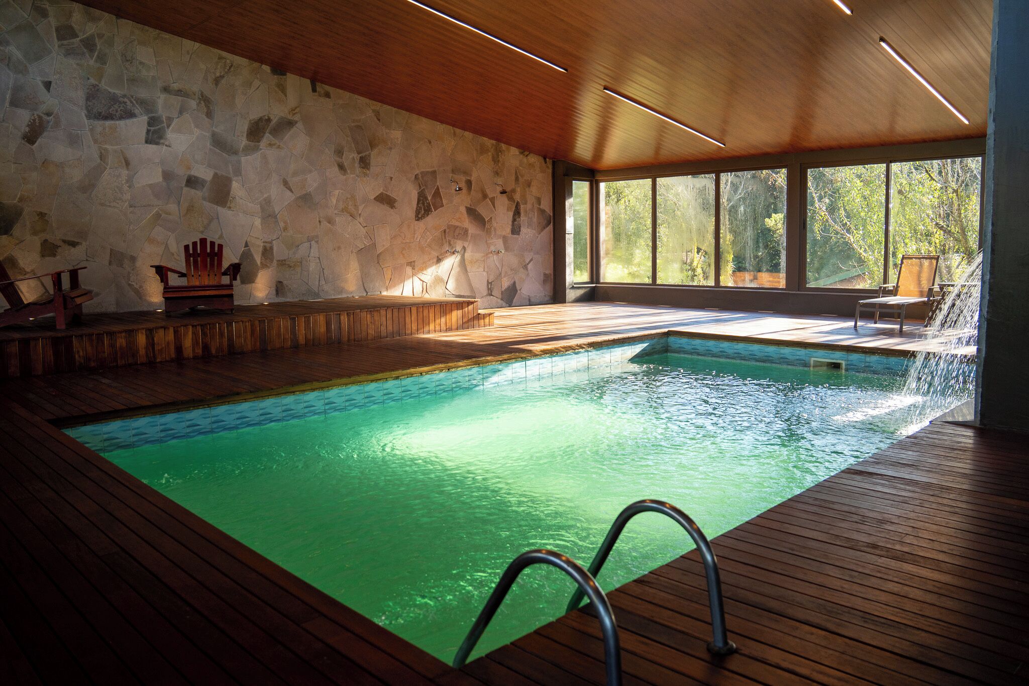 Piscina interna, espreguiçadeiras