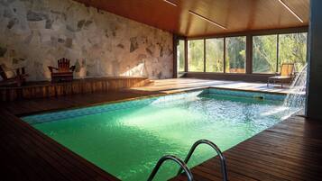 Piscina interna, espreguiçadeiras