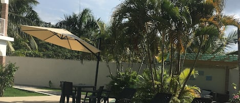 Piscine extérieure, parasols de plage, chaises longues