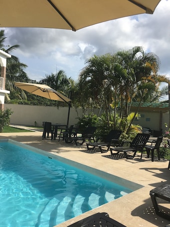 Outdoor pool, pool umbrellas, sun loungers