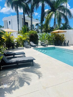 Outdoor pool, pool umbrellas, pool loungers - Hotel Casa Pierretta (Las Terrenas)