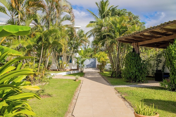 Außenpool, Sonnenschirme, Liegestühle